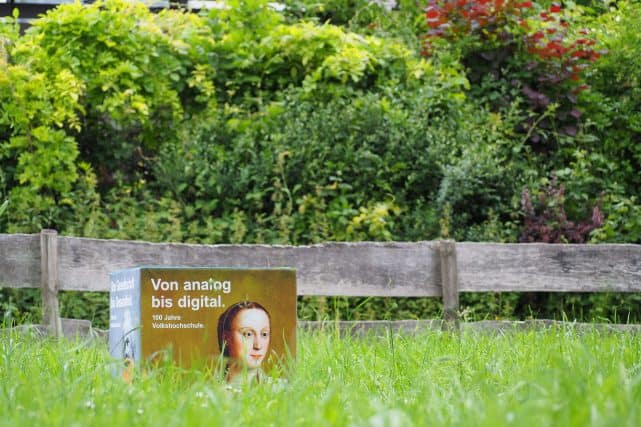 Sitzwürfel im Gras